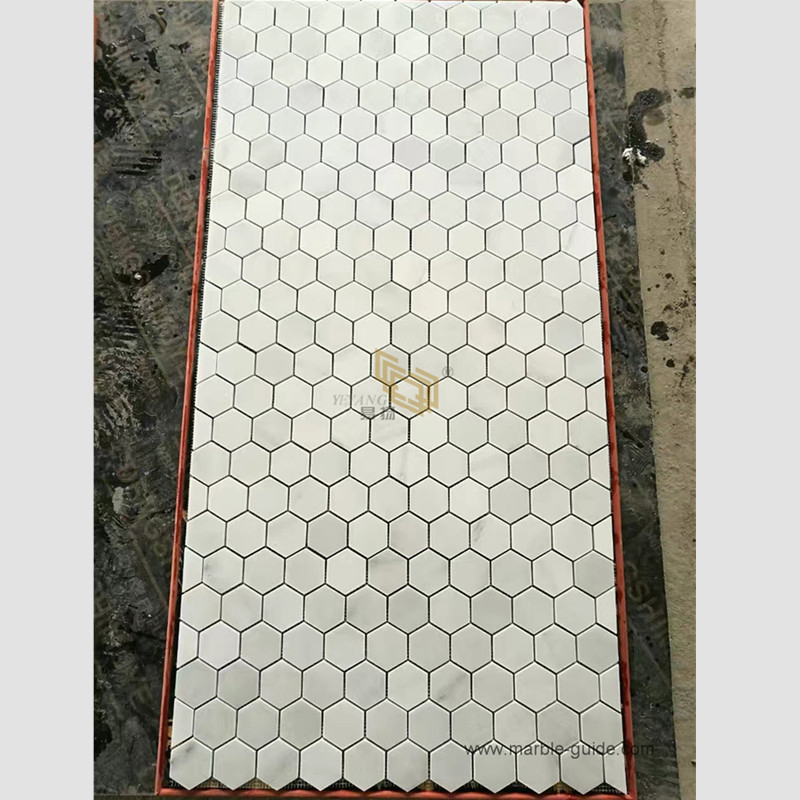 Мозаика из белого мрамора в форме шестигранника