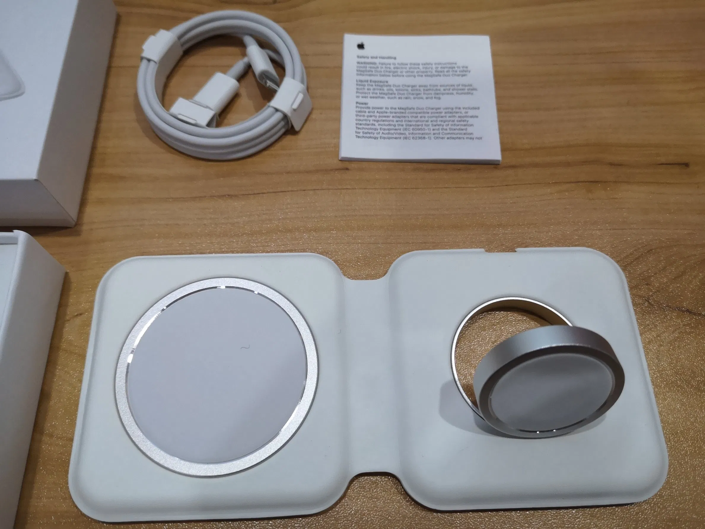 Магнитная беспроводная зарядка для iPhone и часов