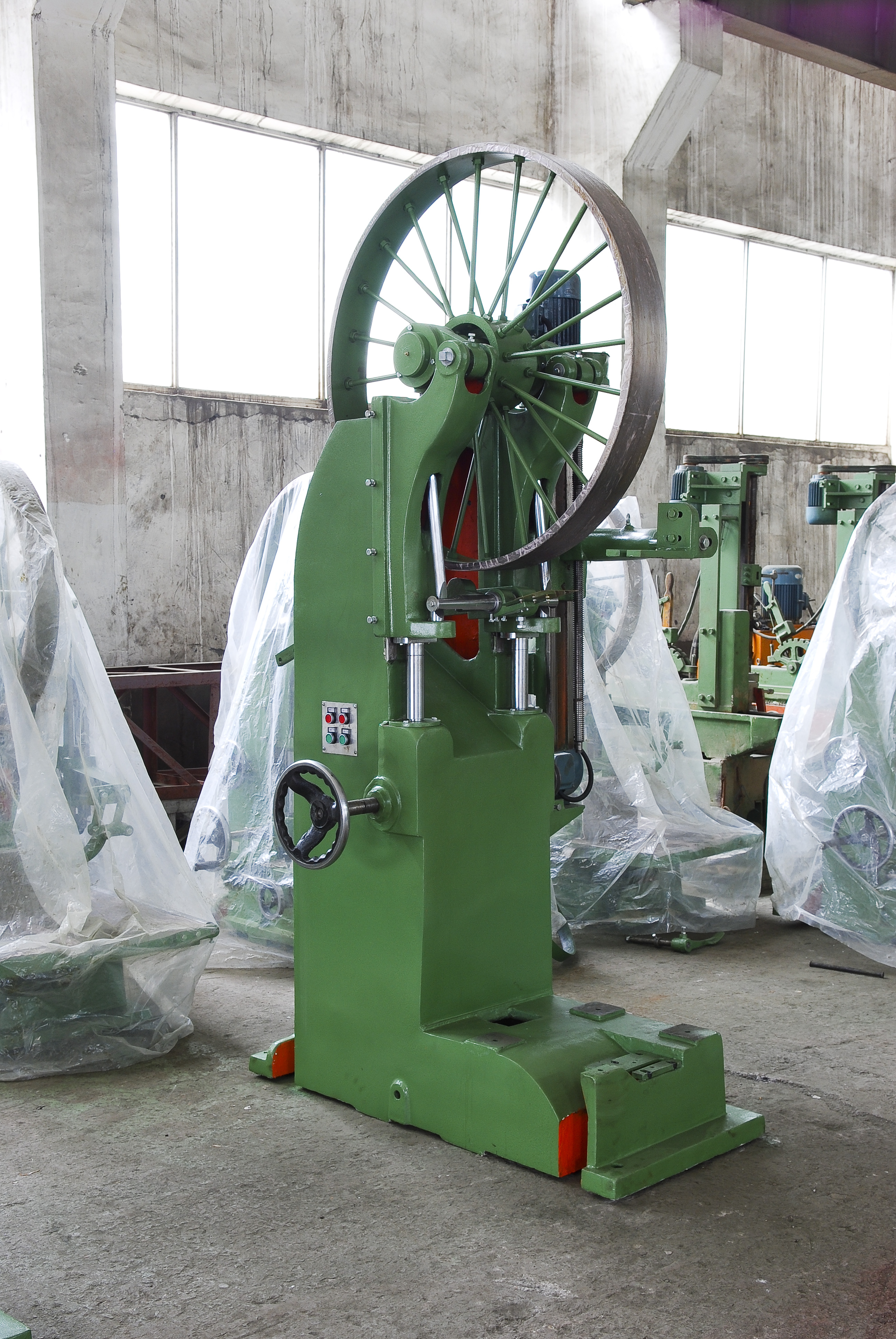 Станок ленточнопильный вертикальный автоматический