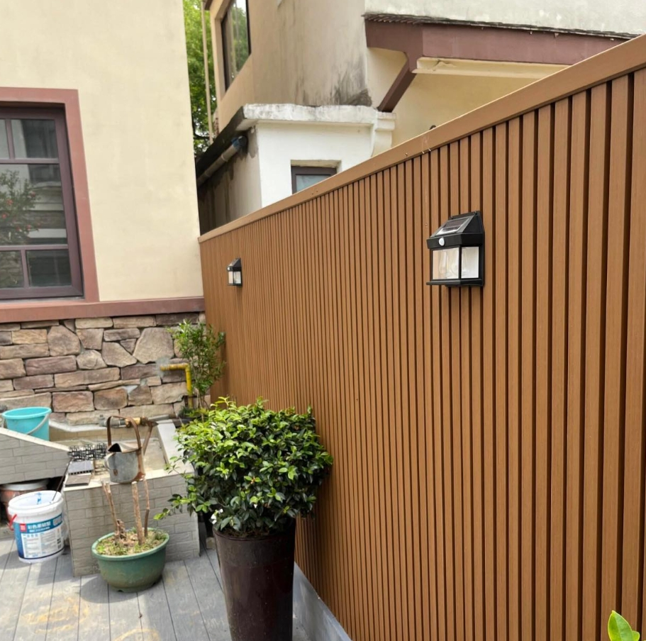 Factory Direct Export Wholesale Composite WPC Fence Co-Extrusion Technology Outdoor WPC Composite Fencing