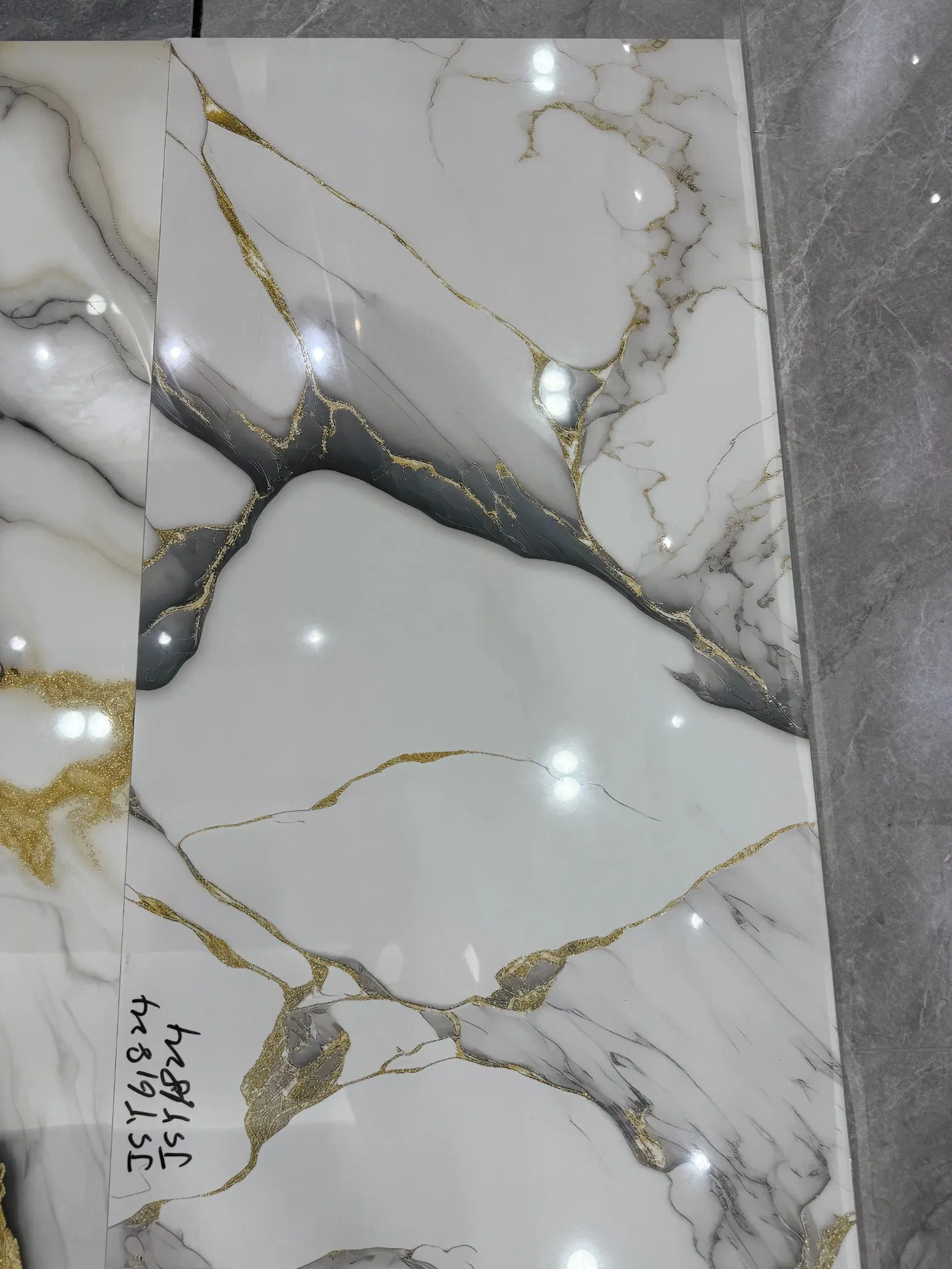 Золотистые шелковые плитки Luxurious Golden Silk для интерьера