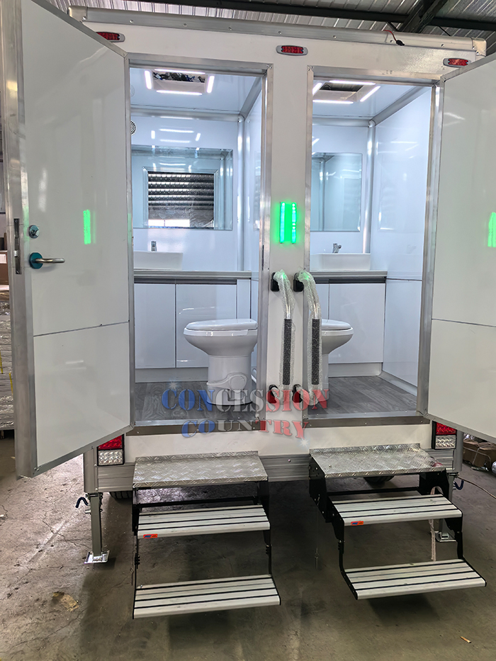 Small Restroom Trailers 2 Stalls Luxury VIP Mobile Toilet Trailer Portable Bathroom Trailer
