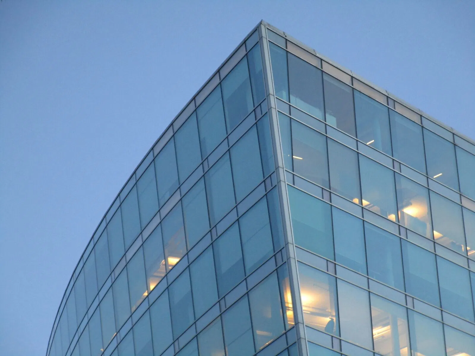 Transparent and Automerized Curtain Wall