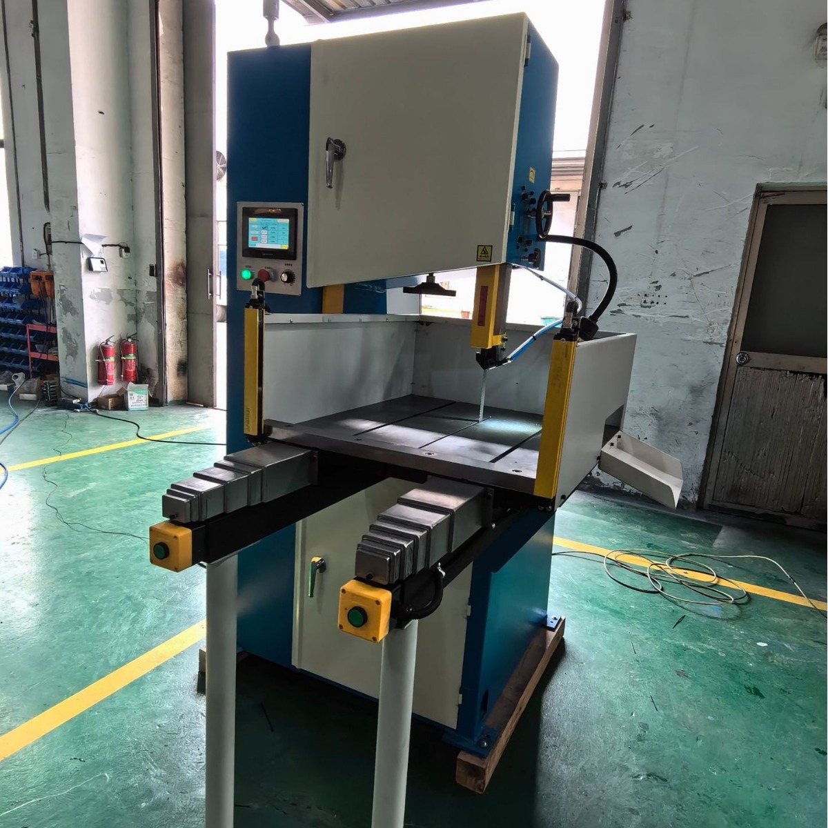 Станок для резки дерева ленточнопильный