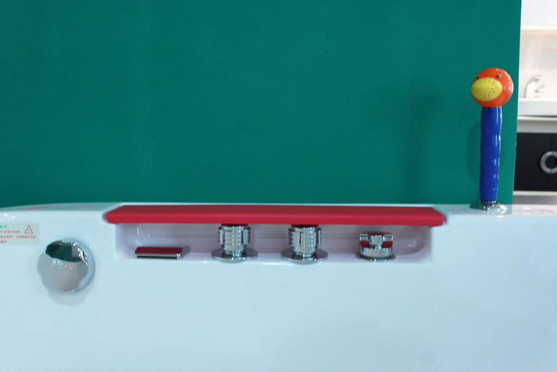 Детская ванночка для купания с гидромассажем