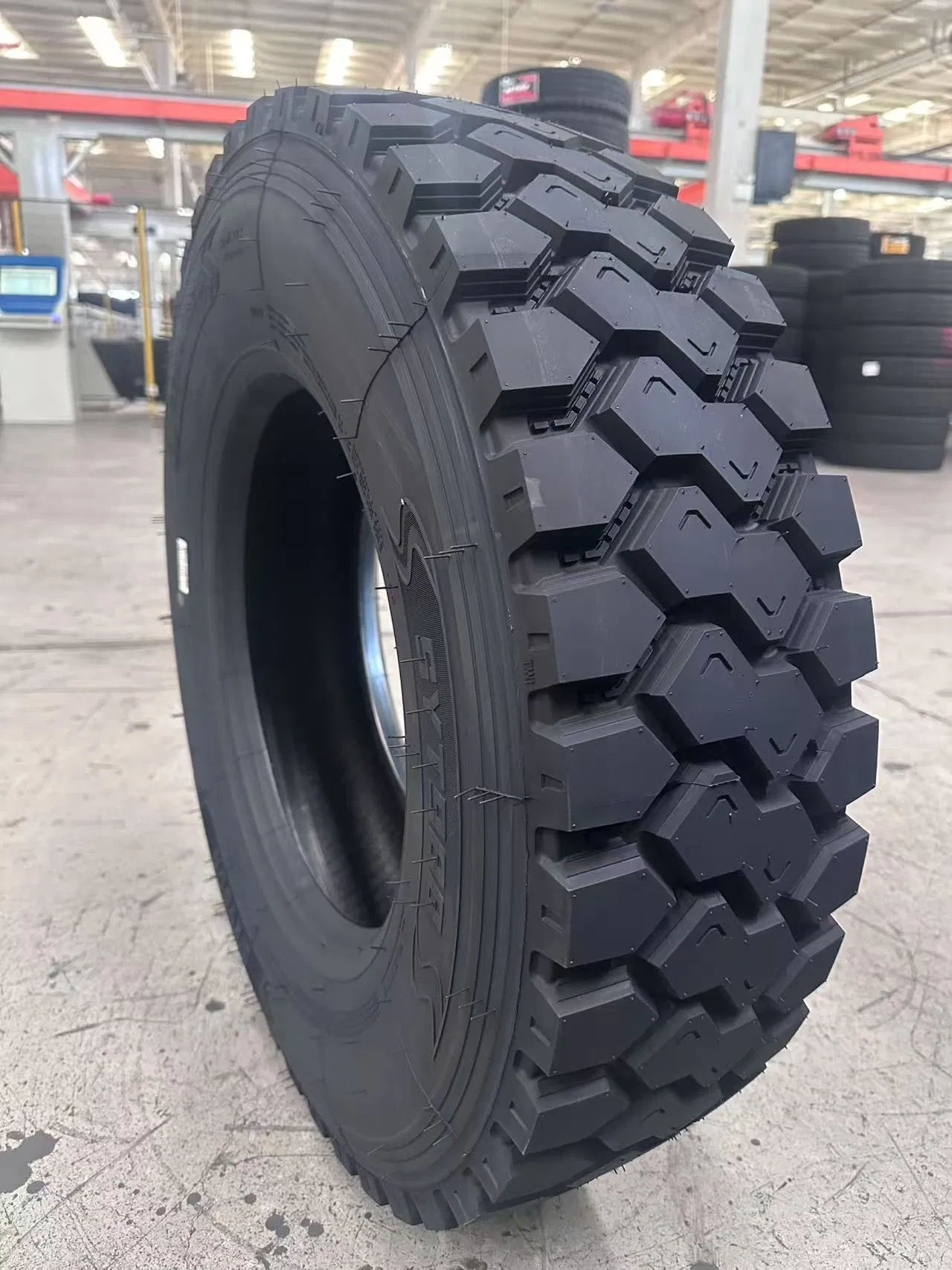 Шина грузовая 215/75 R17.5 с блочным протектором