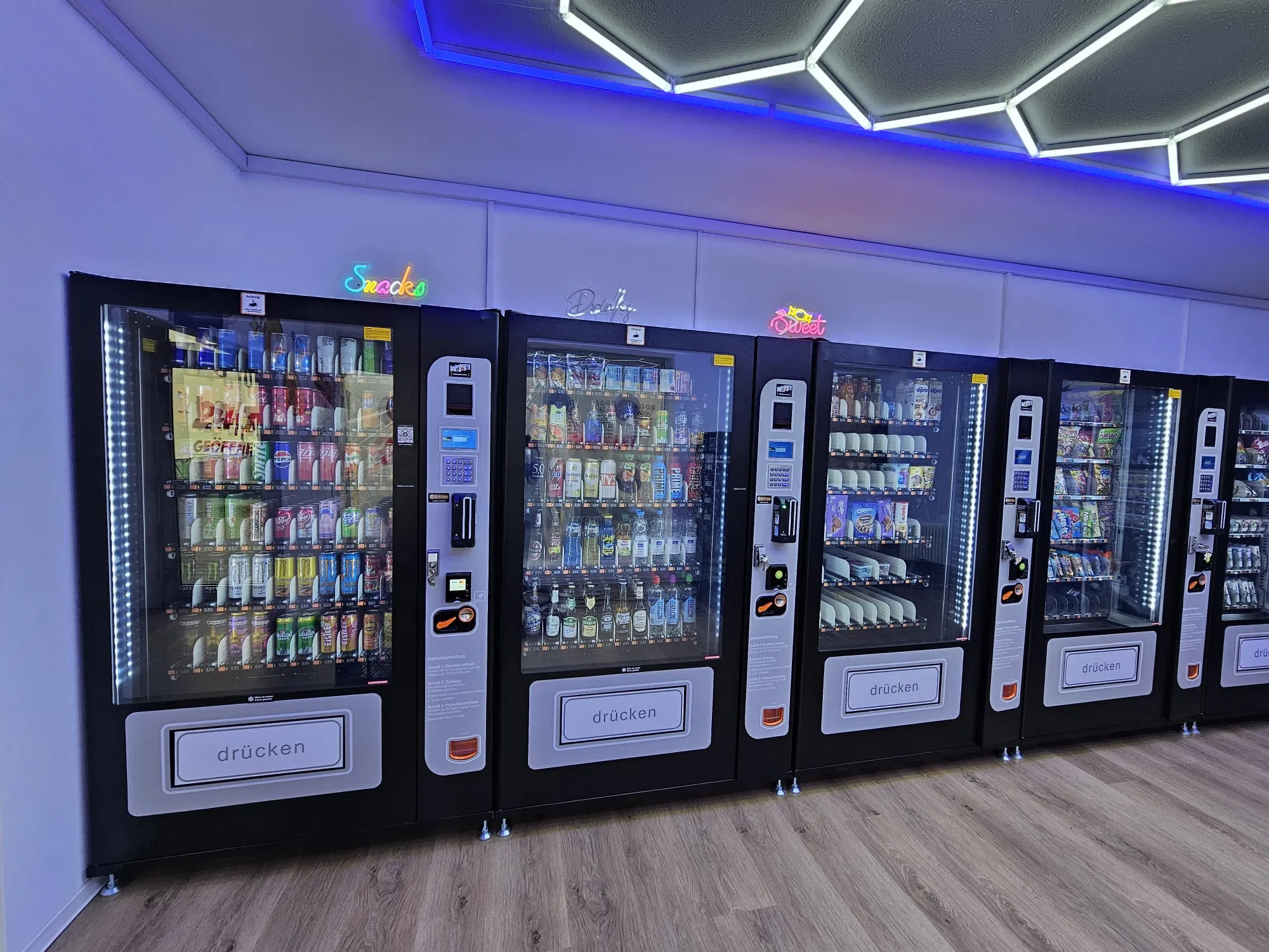 Automatic Vending Machine 24/7 Self-Service for Snacks Drinks
