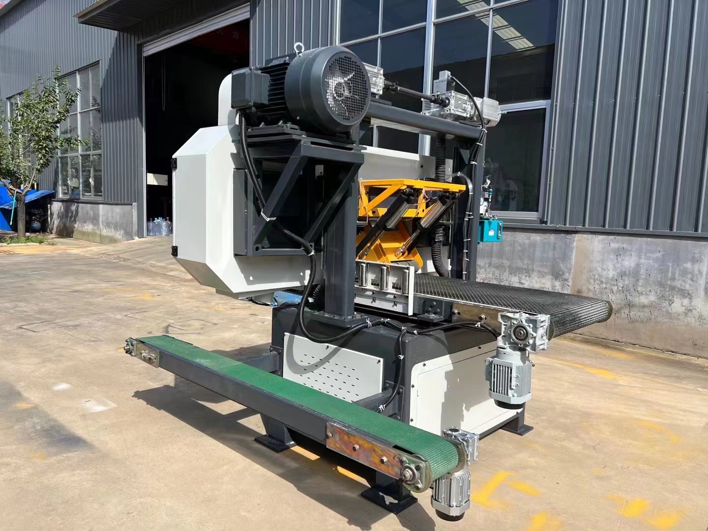 Ленточная пила по дереву горизонтальная для твердых пород