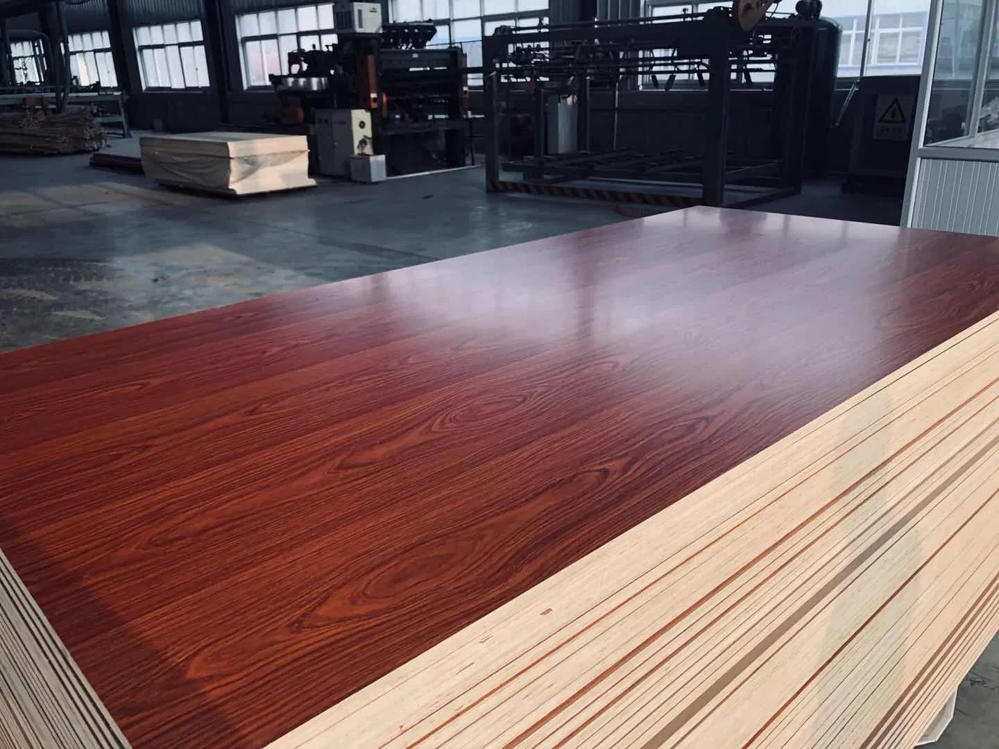 1220X2440mm 18mm Marine Melamine Laminated Wood Board Plywood for Furniture and Cabinet