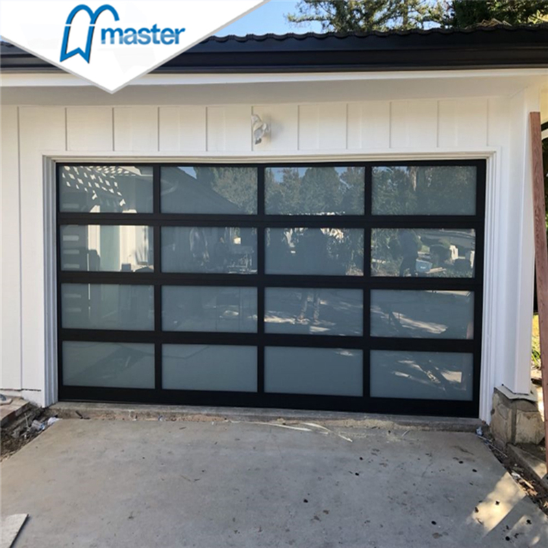 Утеплённая вертикальная гаражная дверь из плексигласа