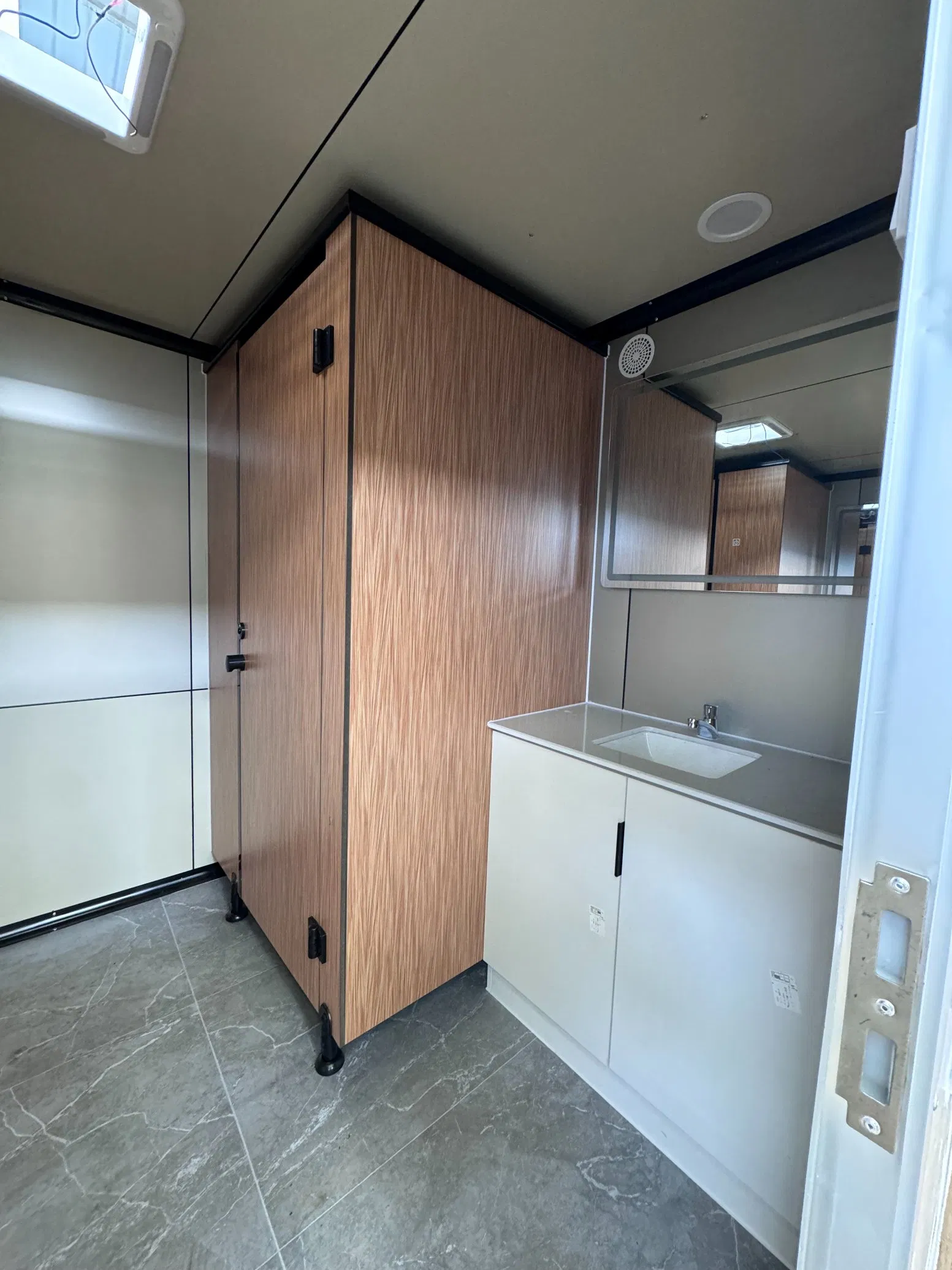 High Quality Luxury Restroom Convenient Portable Washroom Toilet Trailers for Camping