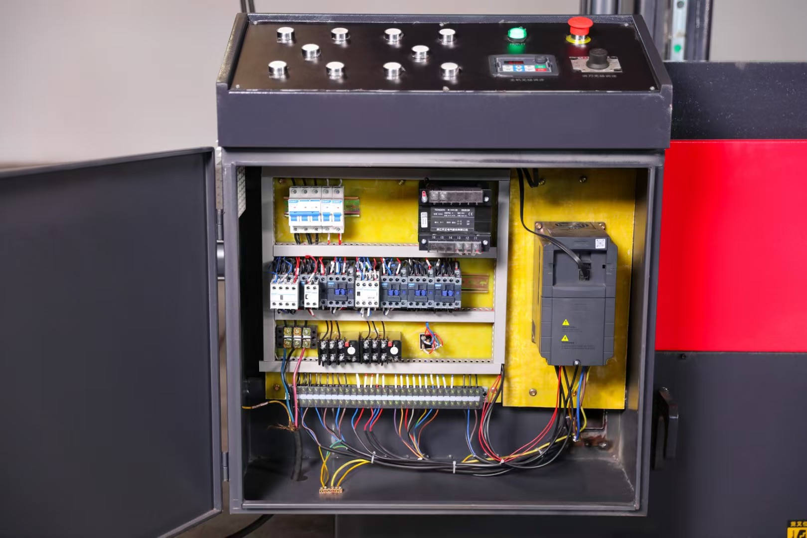 Ленточная пила по металлу гидравлическая промышленная