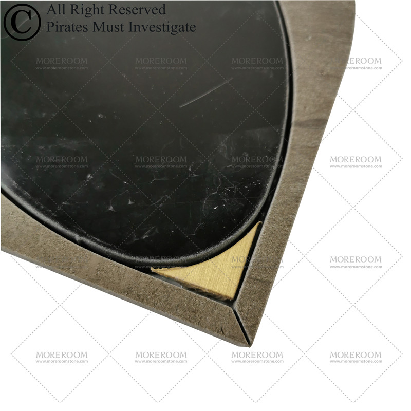 Мозаика Nero Marquina с латунными вставками