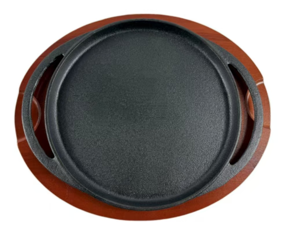 Чугунная сковорода с двумя ручками и деревянным подносом