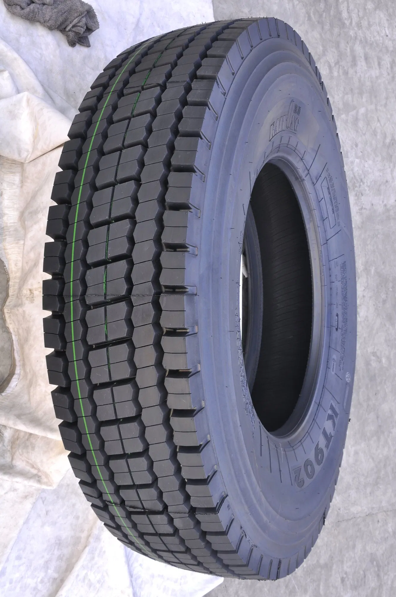 Truck Tire Constancy 12R22.5 Heat-Resistant High Load 1200kg Anti-Burst for Middle East Market