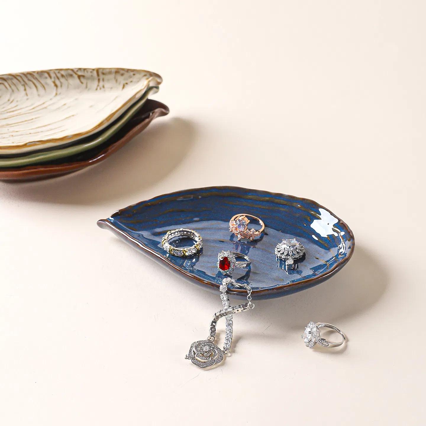 Elegant Shell-Shaped Ceramic Plate for Fruit or Jewelry Display Tray