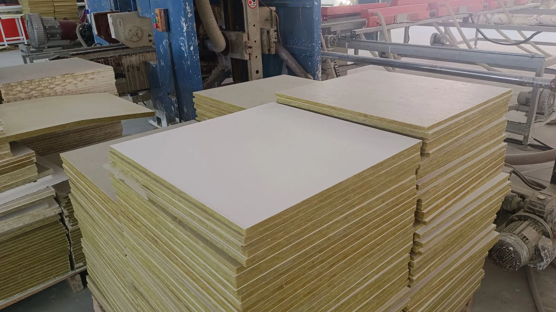 China Factory 2*2FT Mineral Fiber Acoustic False Ceiling Board