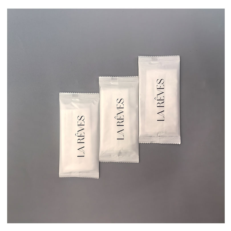 Free Sample Single Pack Hand Cleaning Wet Wipes Custom Logo Individual Wrapped Organic Cotton Wipes for Restaurant Hotel Shop Packaging