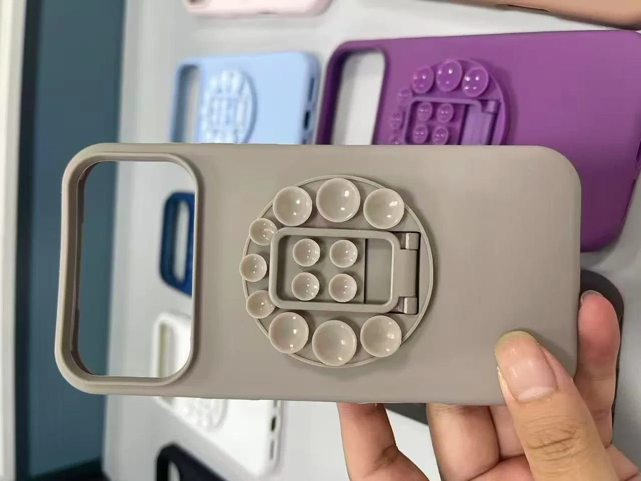 Чехол для iPhone 17 Pro/Max с металлической подставкой