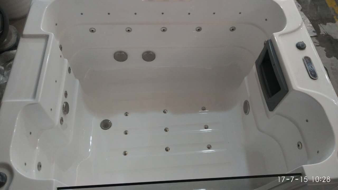 Детская ванна с гидромассажем и подсветкой для новорожденных