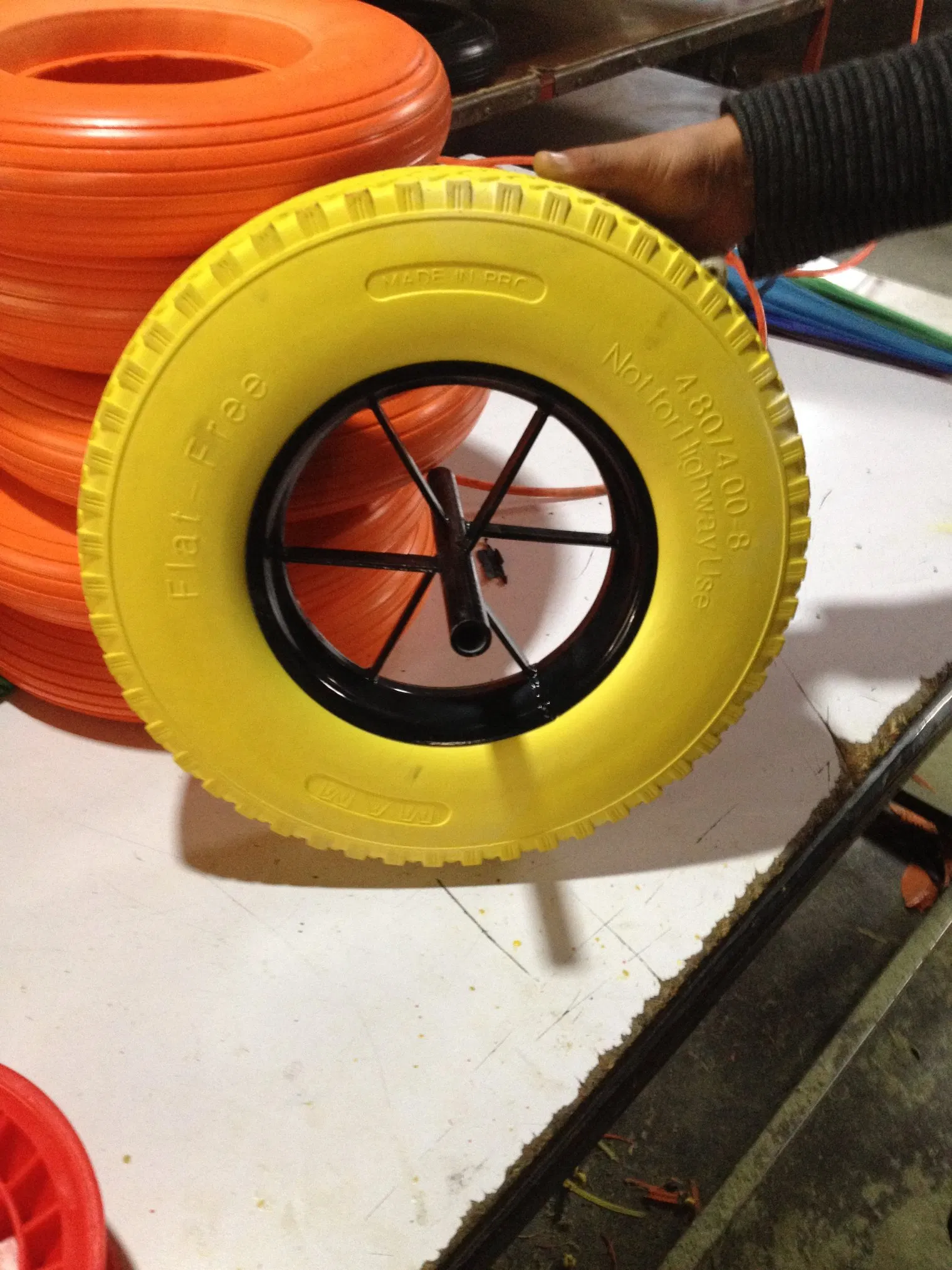 Прочное колесо 4.00-8 с литой ПУ шиной для тачки и садовой тележки