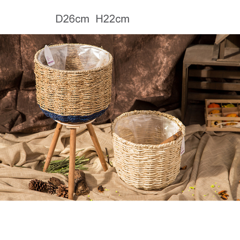 Плетеная корзина из кукурузных листьев для цветов