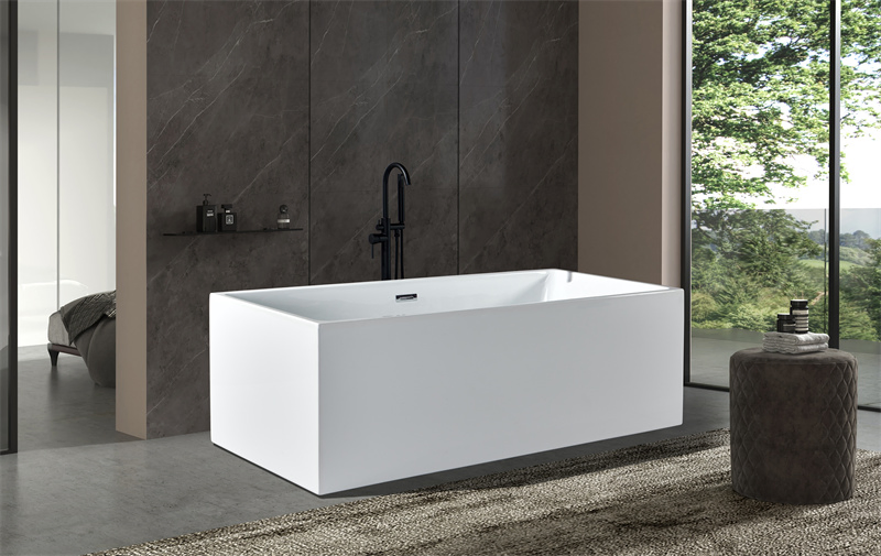 Стильная отдельностоящая акриловая ванна с широким бортом