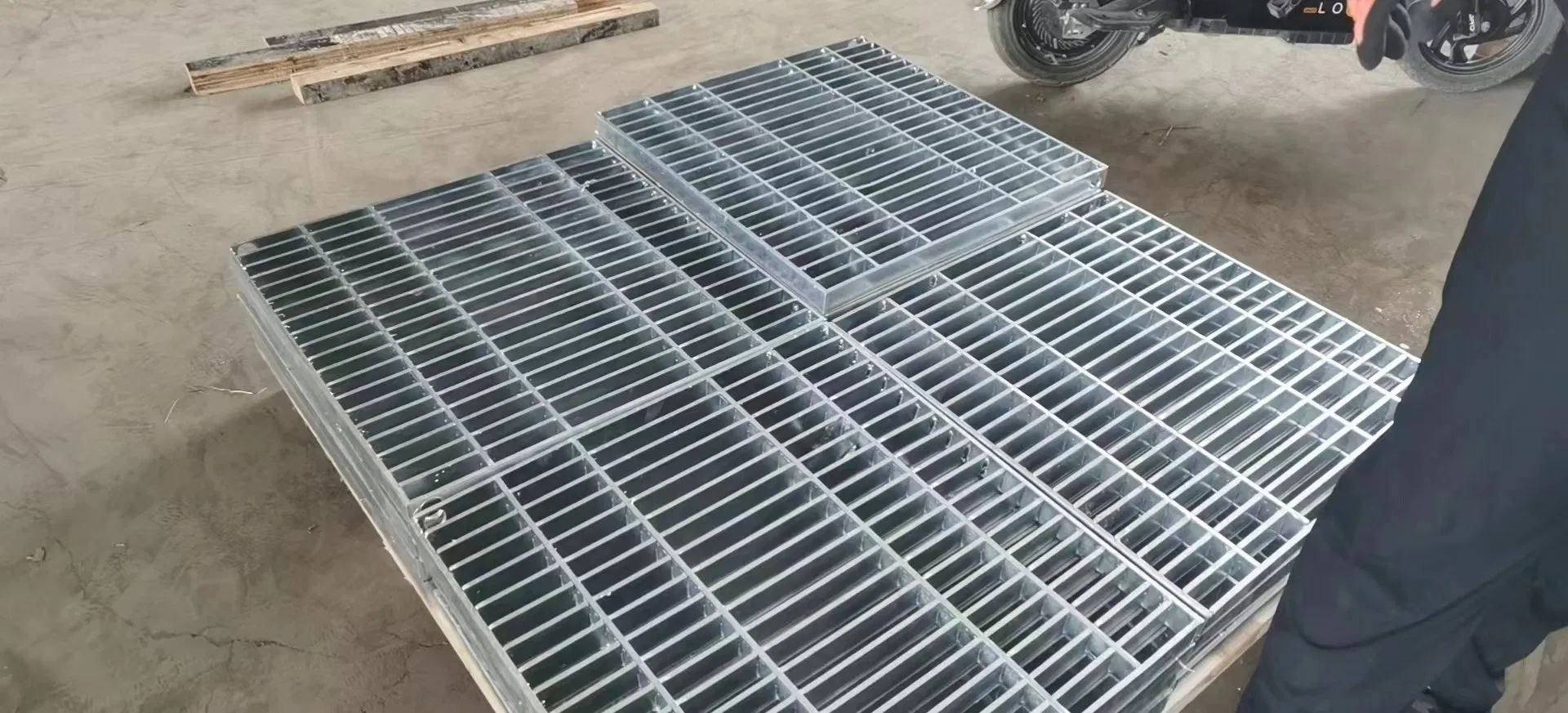 Hot DIP Galvanized Zinc Coated Industrial Heavy Duty Steel Grating with High Quality and Fast Delivery