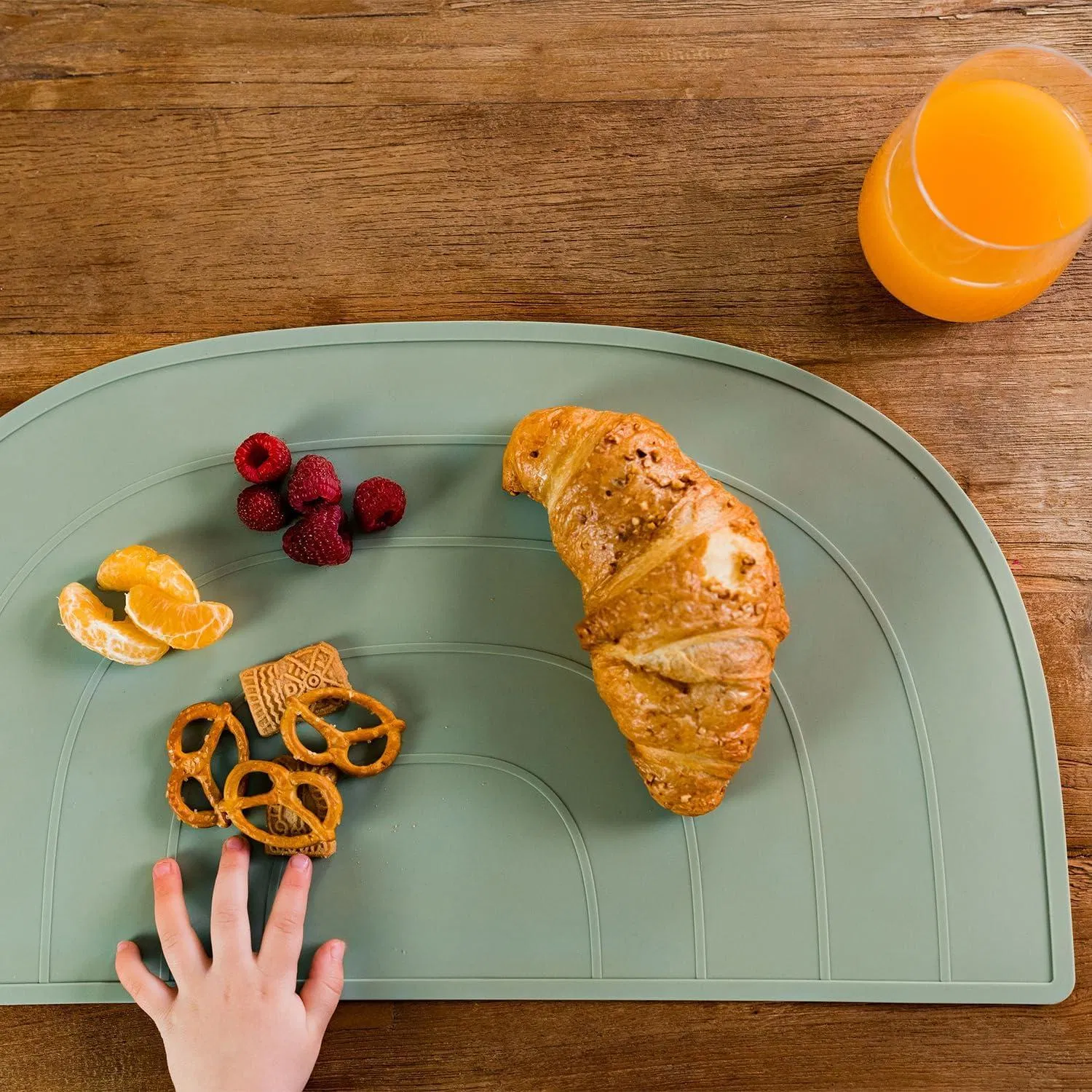 Wholesale OEM ODM Customized Logo Child-Friendly Design Rainbow Silicone Placemat