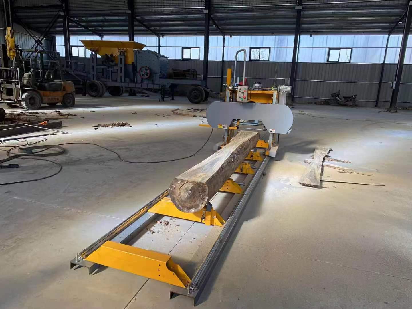 Ленточная пила по дереву горизонтальная 630 мм для бревен