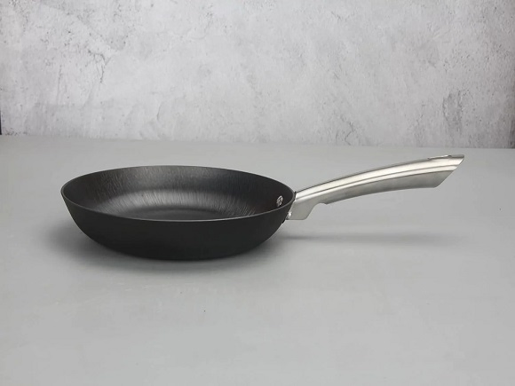 Легкая чугунная сковорода с антипригарным покрытием