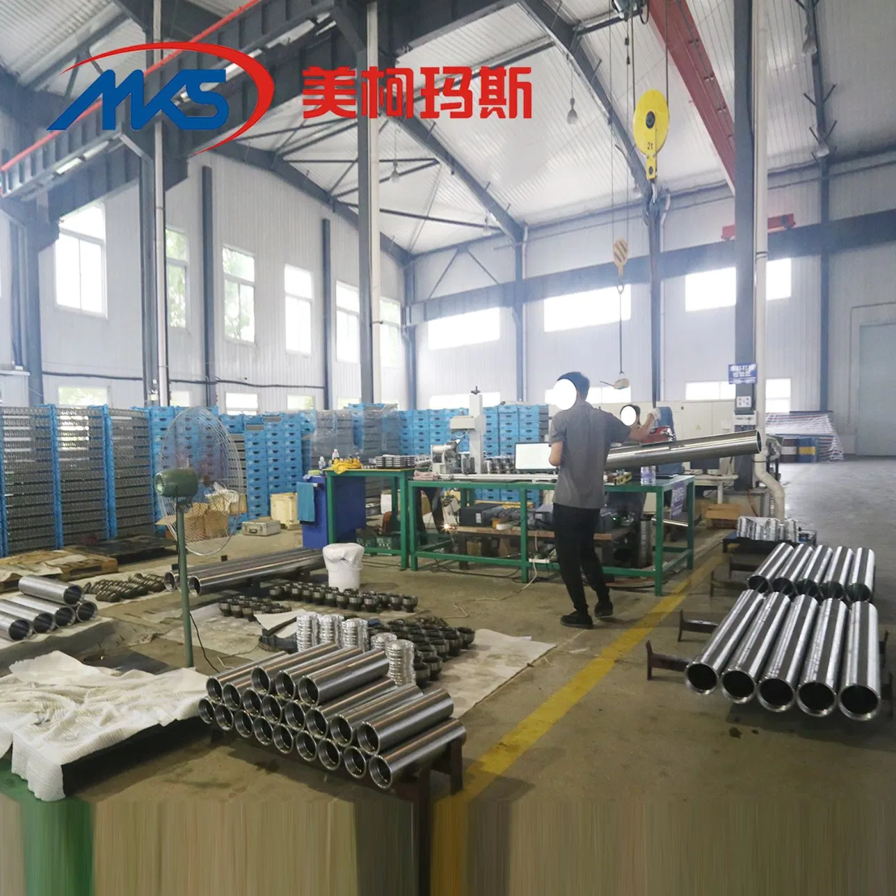 Гидравлический аккумулятор низкого давления для экскаватора