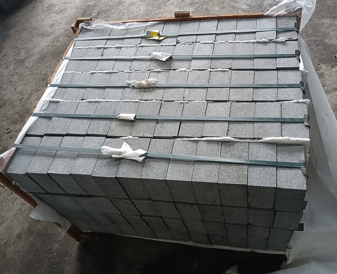 Dark Rock Cobblestone Flamed/Natural Split Basalt Stone Price for Patio Outdoor Paving Stone