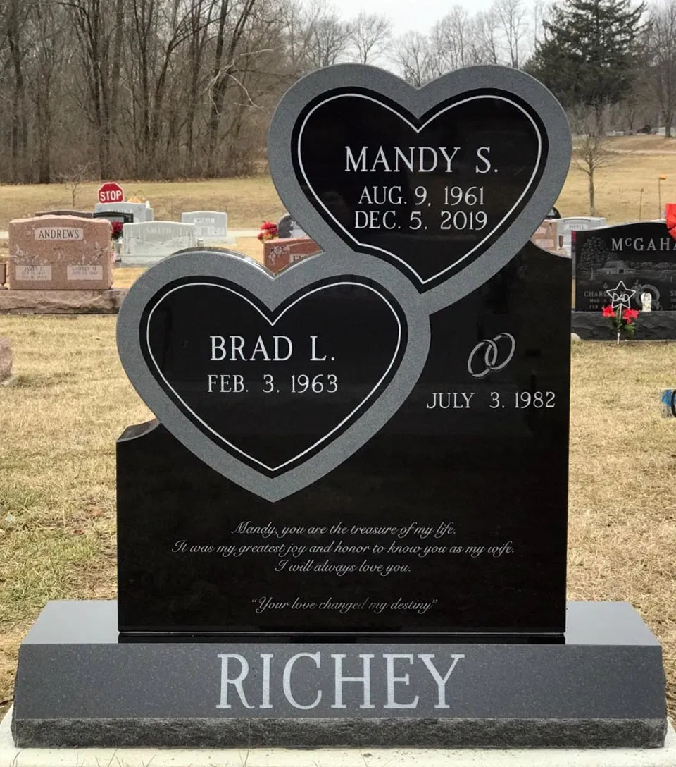 China Wholesale Granite Stone Monument Price Heart Shaped Memorials Design