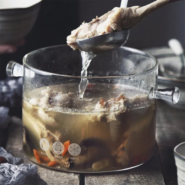 Кастрюля из жаропрочного стекла с крышкой и ручками