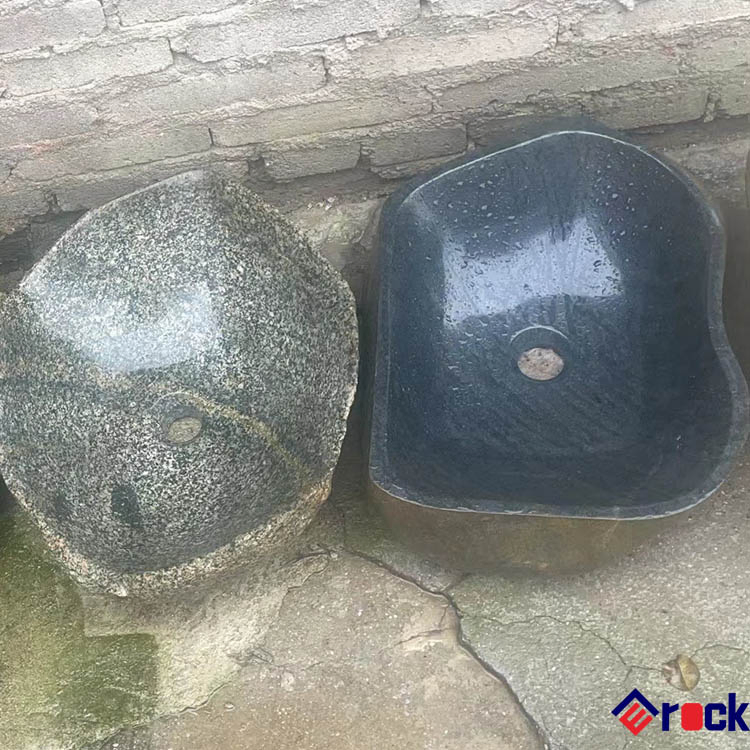 Раковина из речного камня для ванной