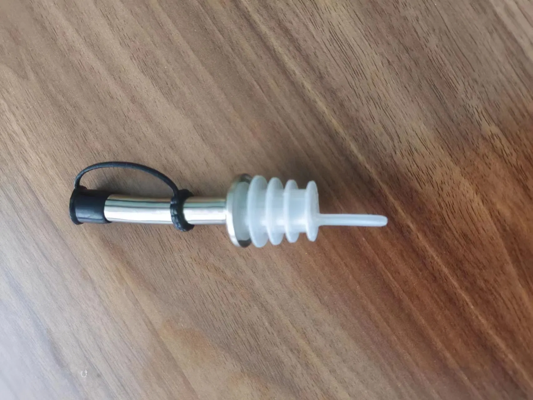 Simple Stainless Steel Bottle Stopper for Bar and Kitchen Use