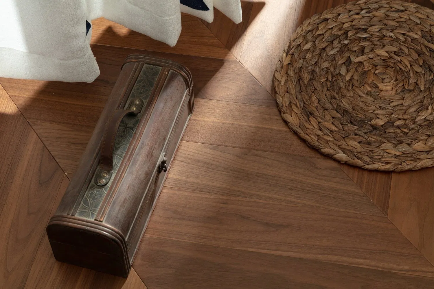 Паркетная доска из американского ореха с гладкой поверхностью