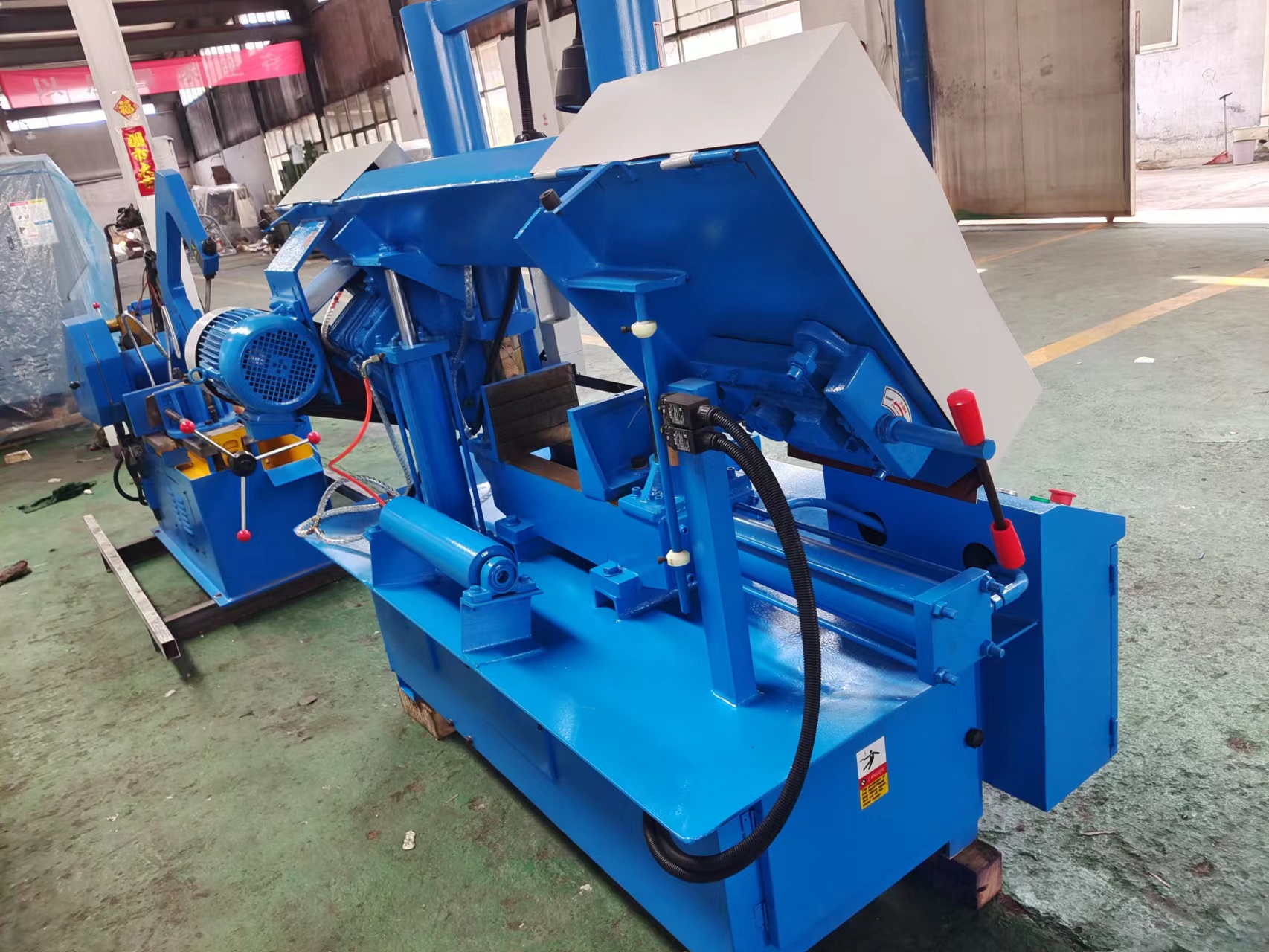 Ленточная пила по металлу вертикальная автоматическая с редуктором