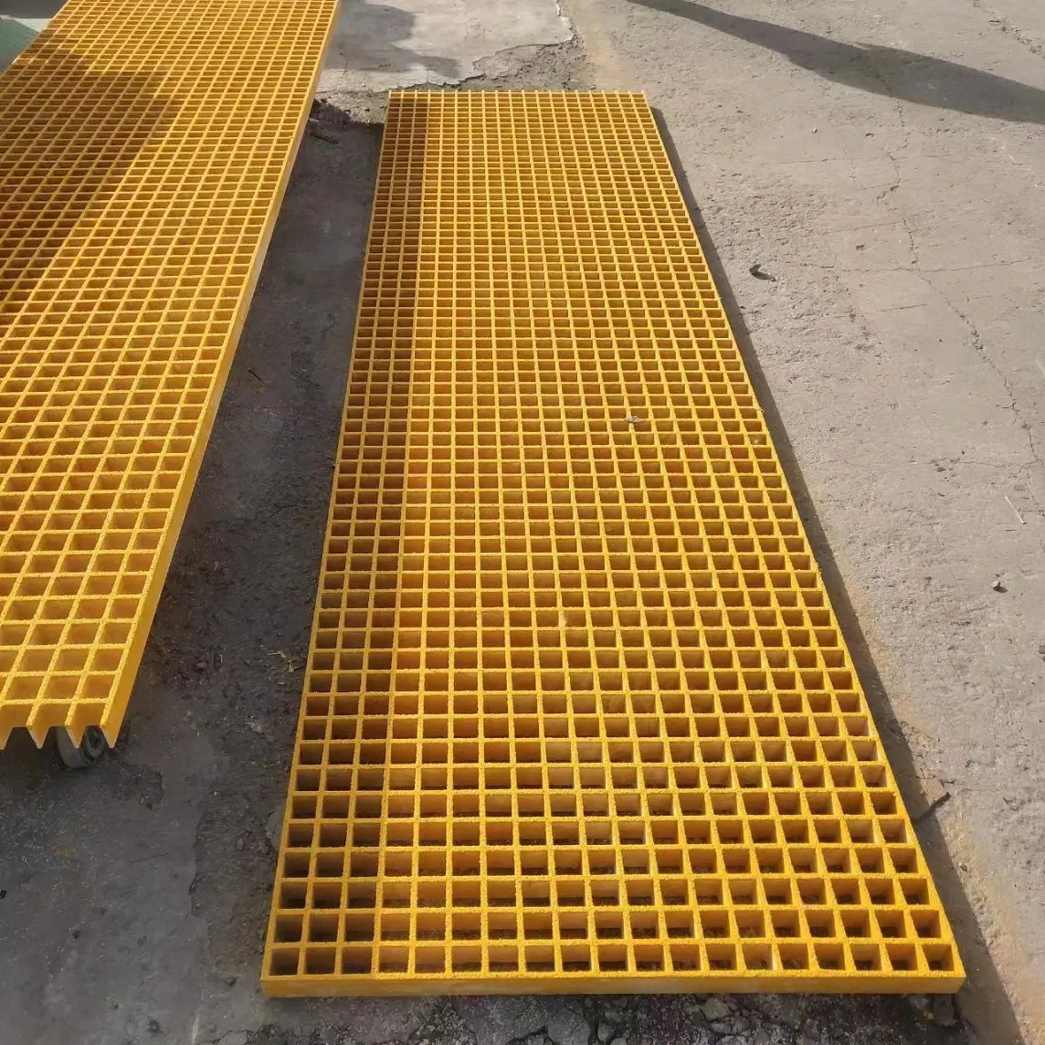 High Strength Anti Slip FRP Grating Fiberglass Mesh Grating Walkway Platform Application