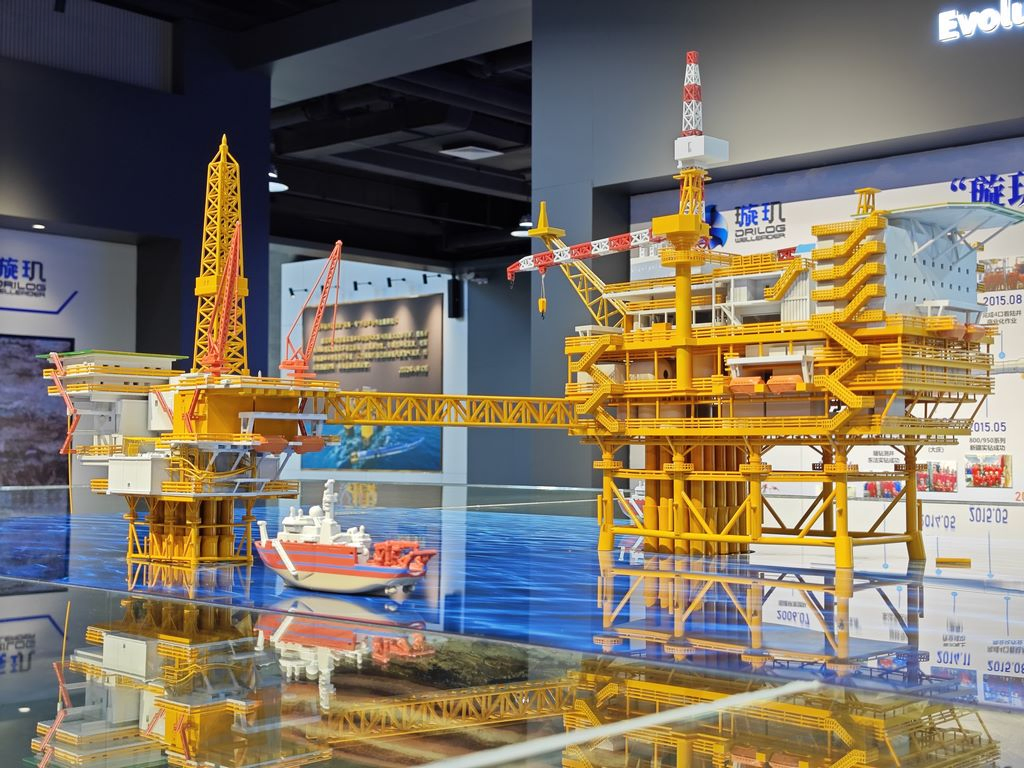 Artistic Marine Operation Model Display Sculpture Perfect for Office Spaces