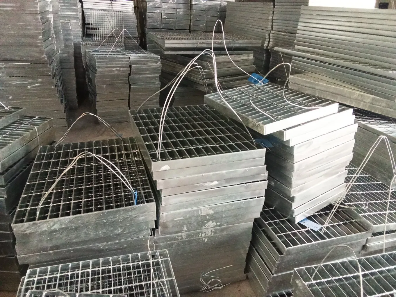 Heavy Duty Metal Brass Stair Tread Stainless Steel Grating for Park and Sewage Treatment