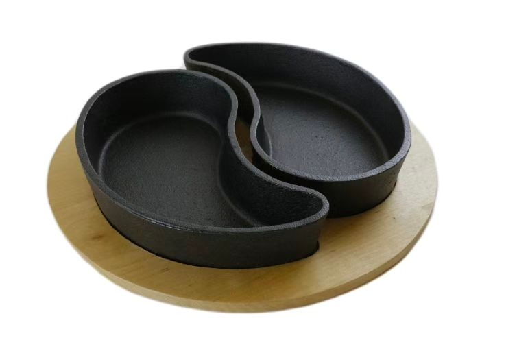 Чугунная сковорода Тайцзи с деревянным подносом