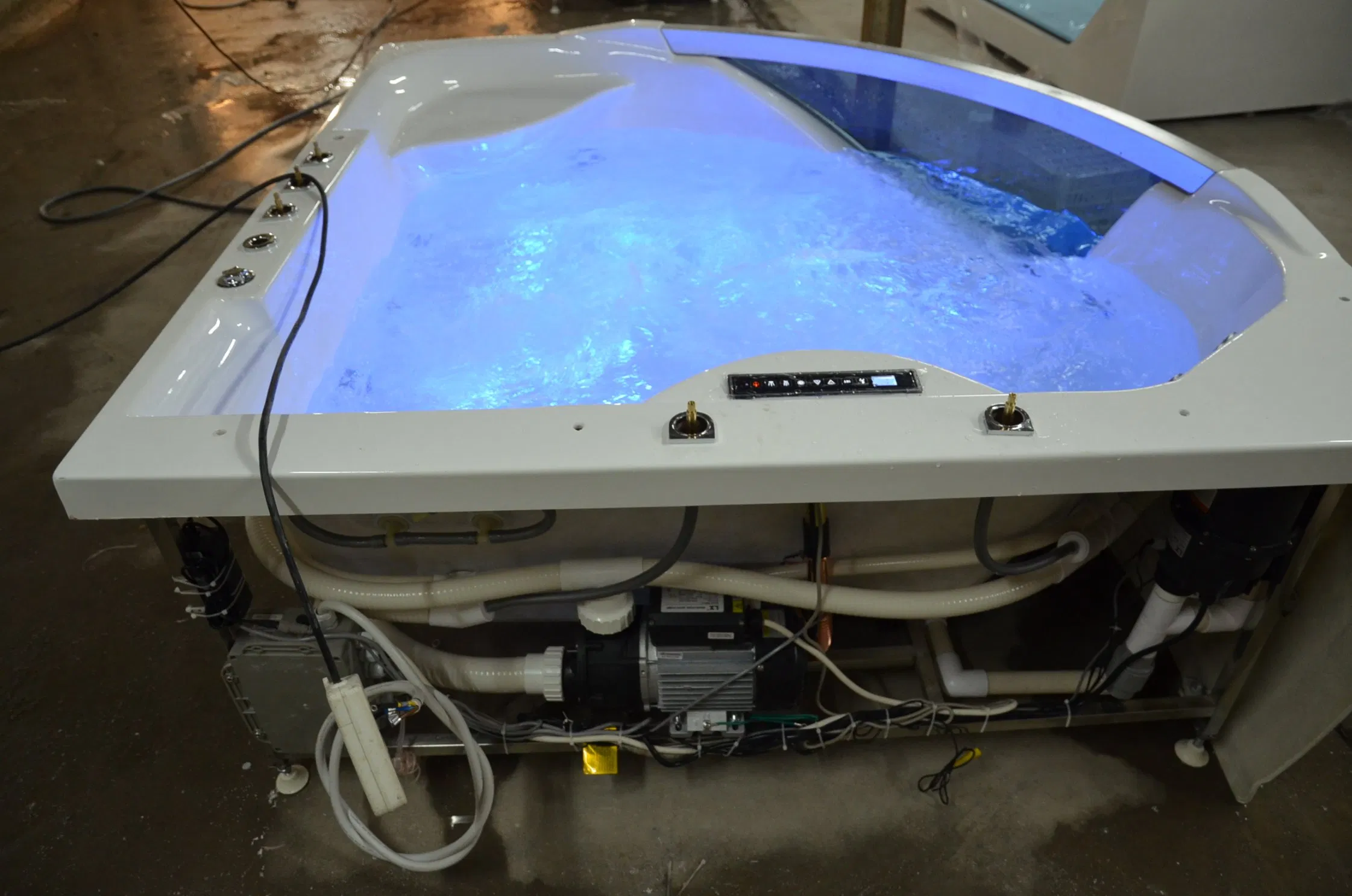 Угловая акриловая ванна с мраморной ступенью и сиденьем