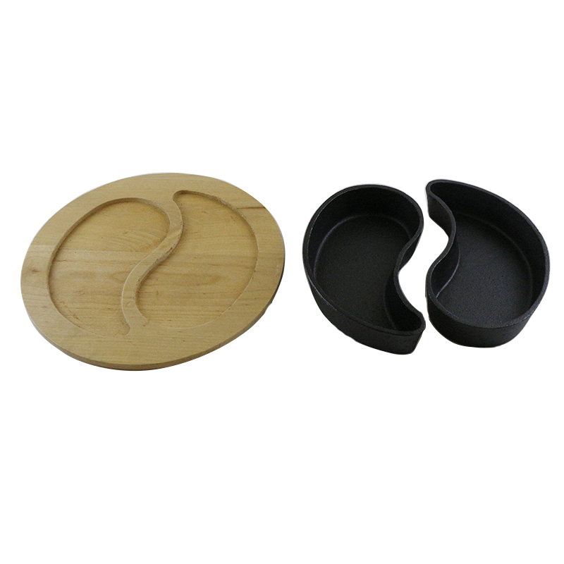 Чугунная сковорода Тайцзи с деревянным подносом