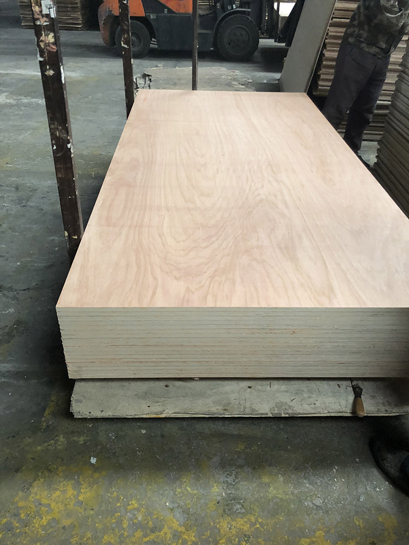 1220mm X 2440mm Pencil Cedar Plywood for Mexico