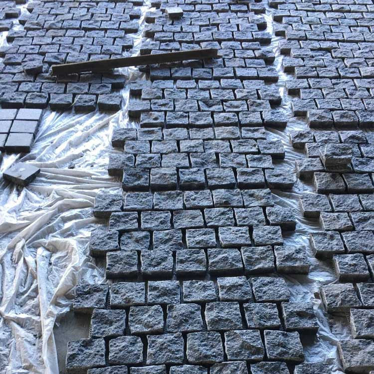 Natural Split Finish Offset Shape Black Basalt Stone Mesh Paving for Backyard Pavers