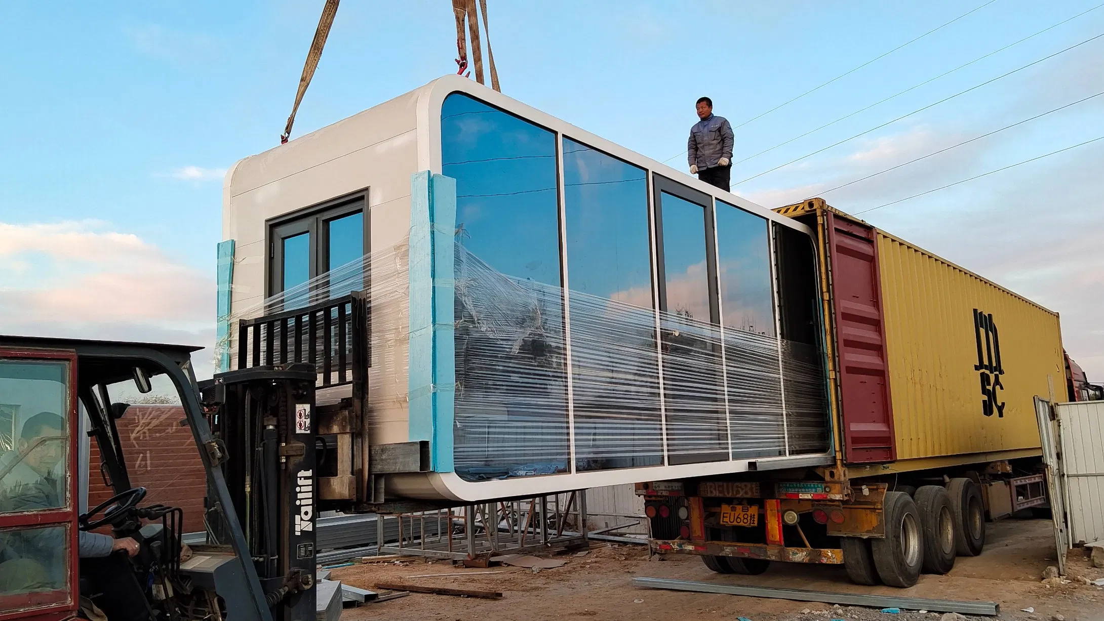 Economic CE Certified European Standard Capsule Hotel Prefab Prefabricated Apple Cabin Container House Waterproof Steel