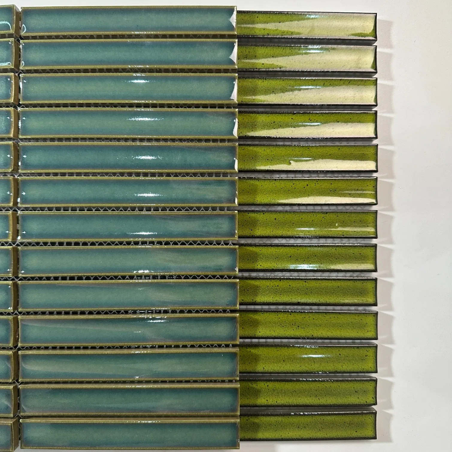 Керамическая мозаика светло-зеленая глянцевая для кухни