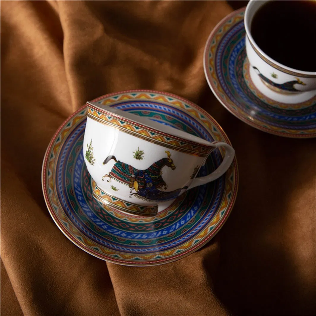 Фарфоровая чашка для кофе с блюдцем и ложкой
